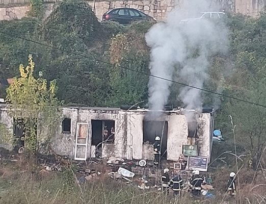 Бездомник подпали изоставена постройка в Смолян