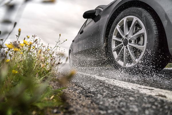  При летен дъжд зимната гума стопира два пъти по-бавно. 