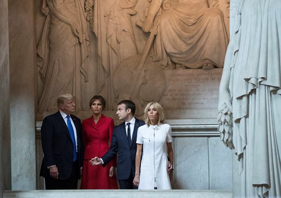 Семейство Тръмп и френският президент Макрон със своята съпруга Бриджит. СНИМКИ: Ройтерс