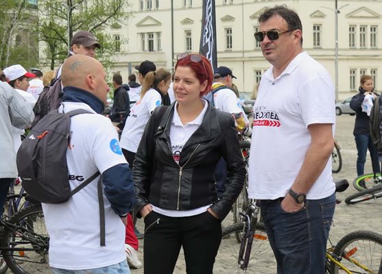 Александра Сърчаджиева и Иван Ласкин подкрепят участниците във велопоход. Снимката е от 2016 г. За участие в някои роли актьорът активно е спортувал.