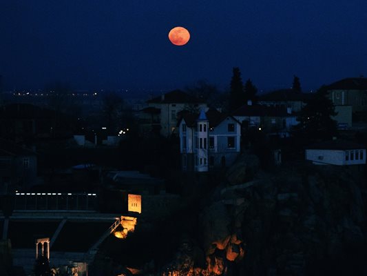 Тази вечер ни се показа първата от 4-те Супер Луни за 220- Снимки: Авторът