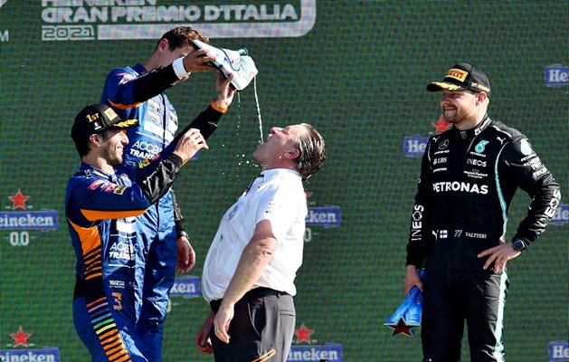 Рикиардо и Норис изпълняват ритуала на австралиеца при победа - пиене на шампанско от състезателната обувка. Снимка: Ройтерс