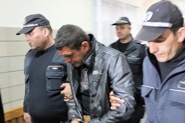Полицаи водят Иван Грахов в съда. Срещу него има и друго дело за палеж на мерцедес на прокурор през септември м.г. СНИМКА: Любомир Илков