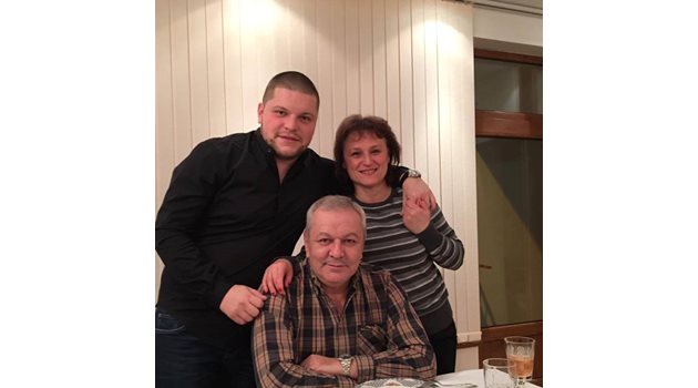 Митхат Табаков със семейството си