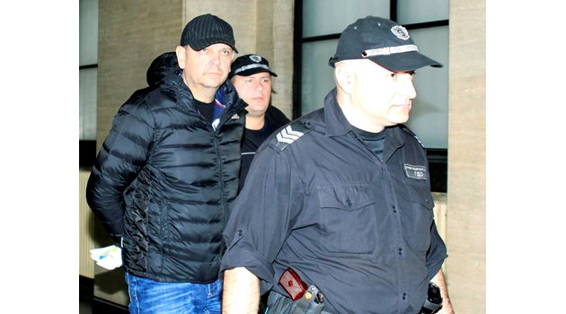Съдебни охранители водят под конвой Роман Логвиненко в съда.