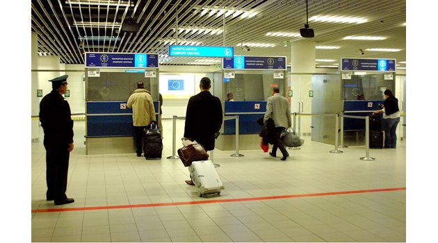 На 20 март 2018 г. гишетата за граничен контрол на летище София били 6, а две от тях били отворени, без да има полицаи.  СНИМКА: ДЕСИСЛАВА КУЛЕЛИЕВА