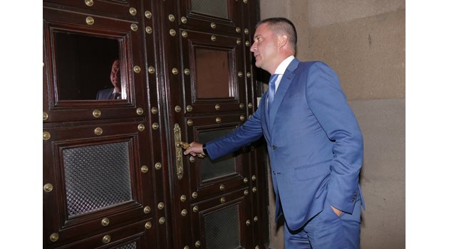 Финансовият министър Владислав Горанов влиза в сградата на Министерския съвет за сбирката.  СНИМКА: ПИЕР ПЕТРОВ