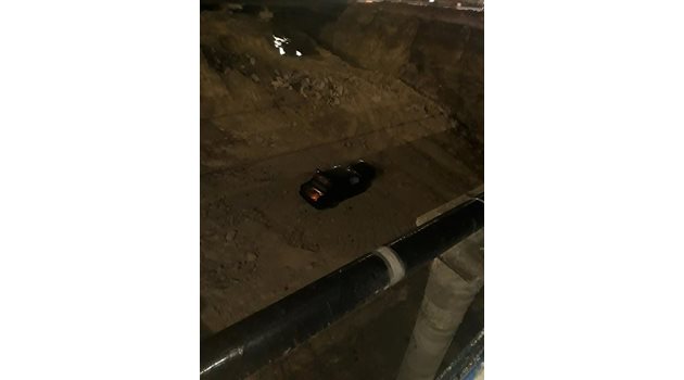 Шофьорът е бил сам в колата, когато е паднал в изкопа. Снимка: фейсбук