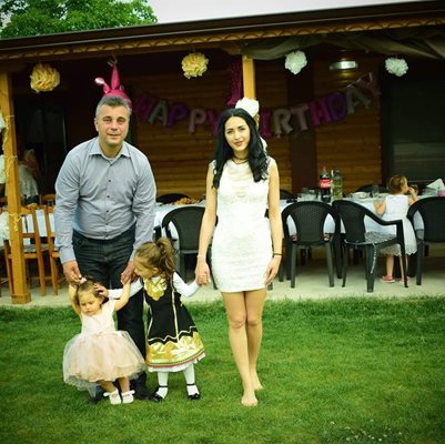 Юлиан Ангелов със съпругата му Лидия с двете  им дъщери -  Дивна на 4 г. и  Смиляна на 2 г.  СНИМКА:  ЛИЧЕН АРХИВ