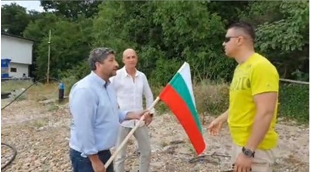 Служителите на НСО опитват да изгонят Христо Иванов от плажа. Стоп кадърът е от живо предаване на политика във фейсбук.