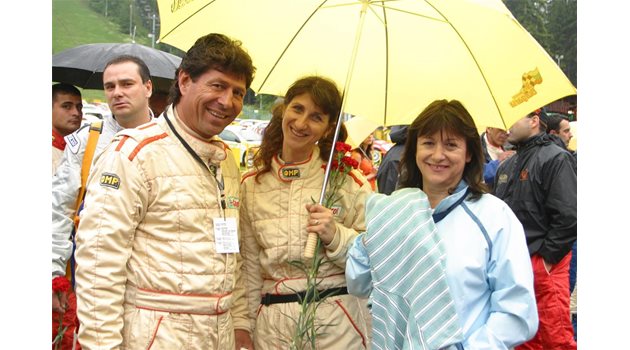 ДВЕ ОТ ЧЕТИРИ: Стоян Апостолов и две от неговите навигаторки - голямата му дъщеря Павлина и съпругата Елена, преди старта на рали "България".