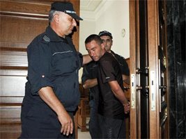 Стелиян Костов се разплака, когато чу, че остава в ареста. 
СНИМКА: ЙОРДАН СИМЕОНОВ

