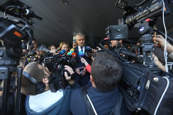 Костадинов говори пред медиите пред сградата на БТА.
