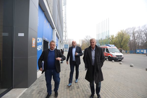 Наско Сираков пристигна на общото събрание заедно с изпълнителния директор на "Левски" Ивайло Ивков, а зад тях е новият член на надзорния съвет Антон Краус. СНИМКА: Николай Литов