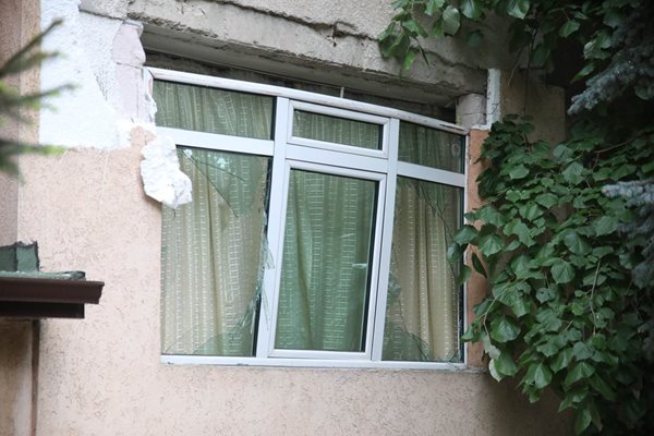 Апартаментът на Цветан Недялков след взрива на тротинетката Снимка: Николай Литов
