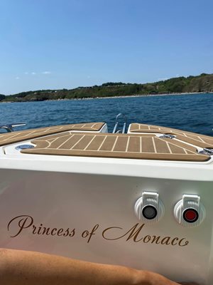 "Принцесата на Монако" вози празнуващите