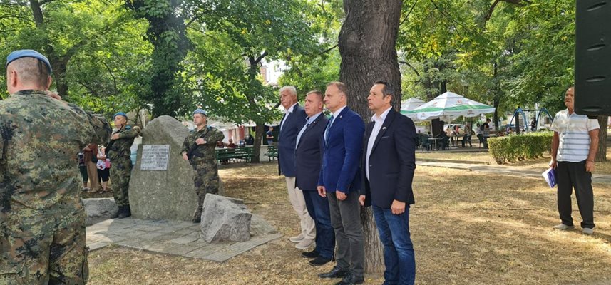 Кметът Здравко Димитров, лидерът на ВМРО Красимир Каракачанов, зам.областният управител Атанас Ташков и зам.-кметът Тодор Чонов (отляво надясно).