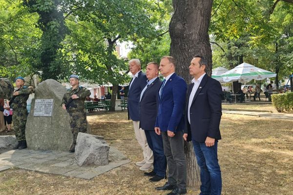 Кметът Здравко Димитров, лидерът на ВМРО Красимир Каракачанов, зам.областният управител Атанас Ташков и зам.-кметът Тодор Чонов (отляво надясно).