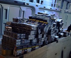Турски гражданин беше задържан след като се опита да пренесе 1 340 кутии контрабандни цигари през ГКПП "Маказа". СНИМКА: АГЕНЦИЯ "МИТНИЦИ"