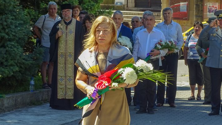 Снежана Данева-Иванова положи цветя на признателност