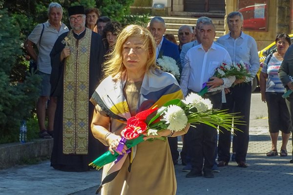 Снежана Данева-Иванова положи цветя на признателност