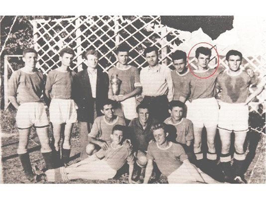 Димитър бил любимец на съгражданите си заради точните попадения във футболния отбор, в който участвал (вторият прав от дясно на ляво).
