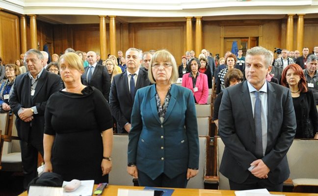 Здравният министър Петър Москов, председателят на парламента Цецка Цачева и Венелина Гочева при изслушването на химна на България, с който стартира церемонията.