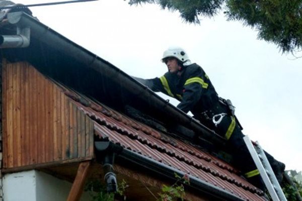 Спасителен екип на Първа РСПБЗН оказал на помощ русенка, която се качила на покрива на къща да спасява котка, съобщават от областната дирекция на МВР. Снимка "Русе Нюз"