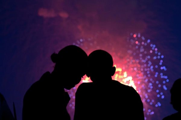 Семейство Обама гледа фойерверките над  „Националния мол“ във Вашингтон от покрива на Белия дом. Датата е 4 юли 2010 година.