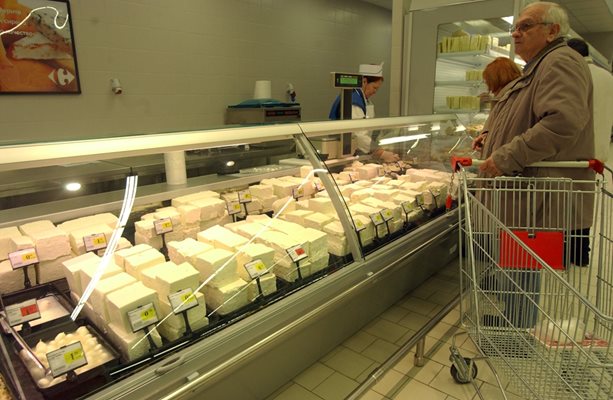 Заради изискванията на еврорегламент България може да загуби защитата над традиционни храни като сирене, кашкавал, лютеница и други.