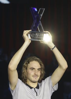 Гръцката звезда в тениса Стефанос Циципас вдига трофея, след като стана шампион на мастърса на новото поколение.