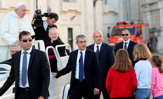 Новият шеф на жандармерията Джанлука Гауци Броколети (в средата) охранява папата.