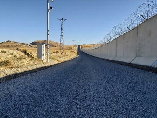 Стената по границата с Иран Снимка: Туитър