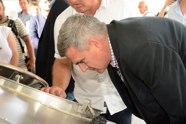 Служебният премиер Стефан Янев разгледа с интерес съдовете за варене на лавандула в дестилерията в чирпанското село Средно градище. 
