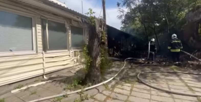 Огнеборците се справиха бързо с пламъците.


СНИМКИ: Пожарна "Пловдив".
