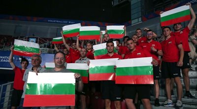 Младежките национали по хандбал са вдигнали български знамена по време на мача на мъжкия национален отбор на България по волейбол срещу Бразилия от Волейболната лига на нациите в "Арена Армеец".