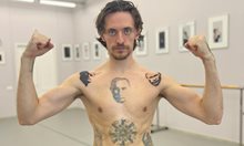 Скандален балетист си татуира един до друг Путин и новия му "зет"