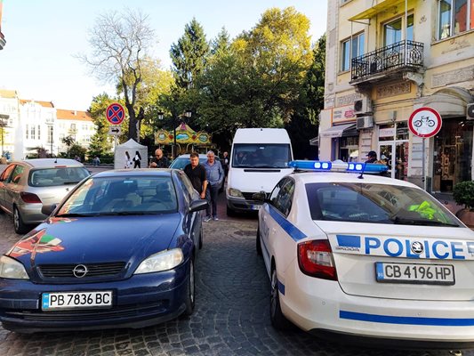 Полицейските автомобили направиха невъзможно влизането и излизанет на други коли.