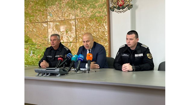 Директорът на пловдивската полиция Васил Костадинов (в средата) на втория ден проговори от акцията. До него вдясно е заместникът му Радослав Начев, а отляво - шефът на "Охранителна полиция" Костадин Костов.