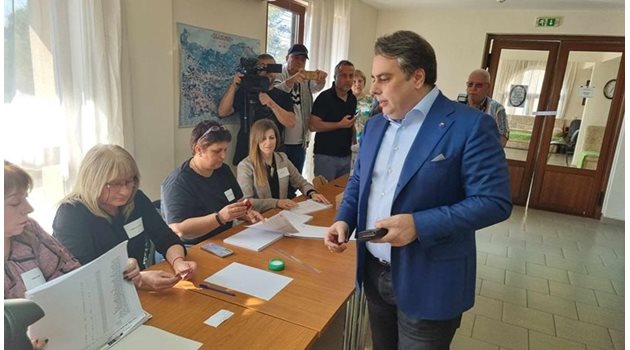 Адресна регистрация в чужбина е причината Асен Василев да не бъде допуснат да гласува в Хасково СНИМКА: Ненко Станев