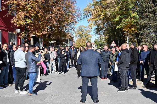 Десетки жители на Катуница излязоха на протест пред кметството заради горящото депо с утайки, което обгазява селото две седмици.