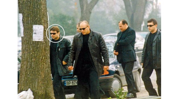 МУТРИ: Таки (в кръгчето) на погребението на Димитър Димитров-Маймуняка.