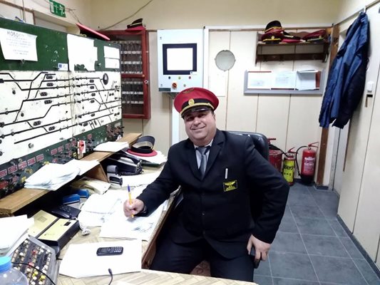 Памуков работи като ръководител движение на влакове
