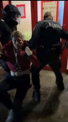 Стоилов е влачен от полицията и вкаран в стадиона Кадри: dsport.bg
