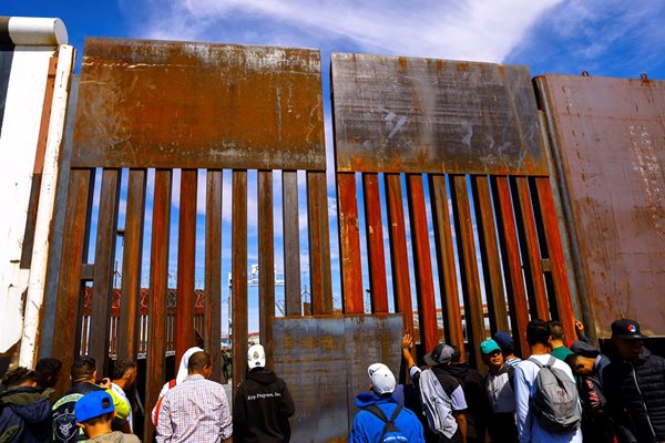 Мексикански мигранти на ограда със САЩ СНИМКА: Ройтерс