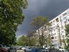 Черно небе над Пловдив, в един квартал слънчево, в друг - вали и гърми (снимки)