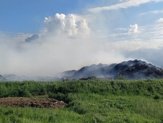 Вятърът допълнително разпалва пожара.