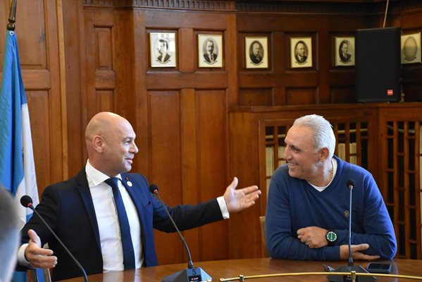 Костадин Димитров и Христо Стоичков на среща в общината. Снимка: Община Пловдив