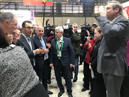 Немският министър на земеделието Джем Йоздемир (вляво) и кметът на Берлин Кай Вегнер уважиха българския щанд на изложението.