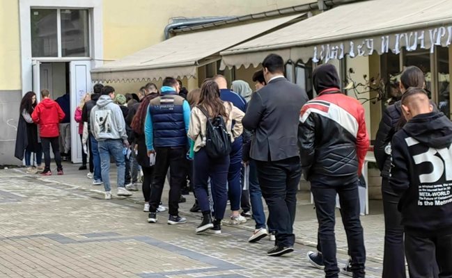 Абитуриенти се редят на опашка, за да се явят на матурата по български в столичното 18-о училище.

СНИМКИ: РУМЯНА ТОНЕВА